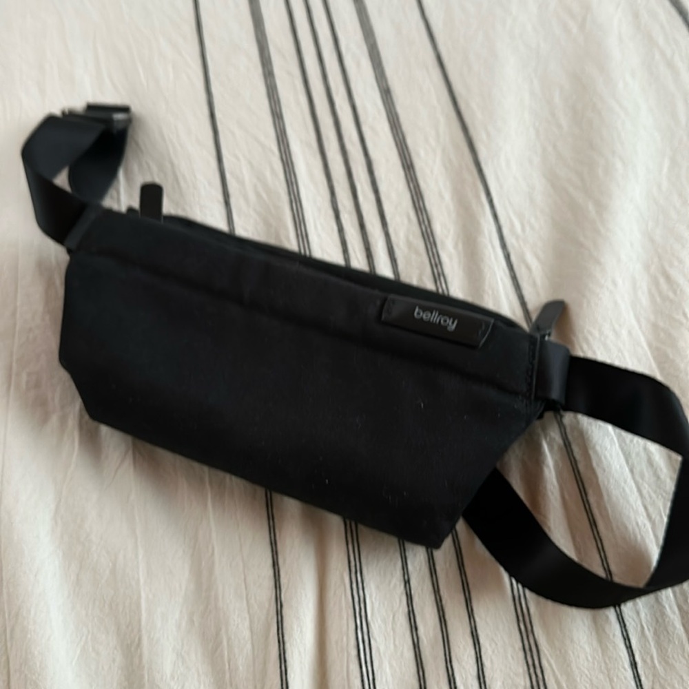Bellroy Black Sling (4L)